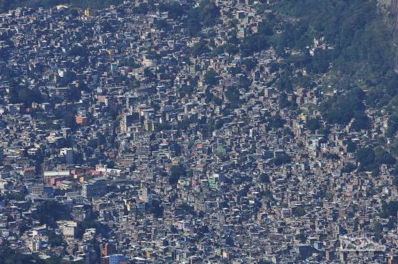 A comunidade da Rocinha vista do alto da Pedra da Gavea, no Rio de Janeiro